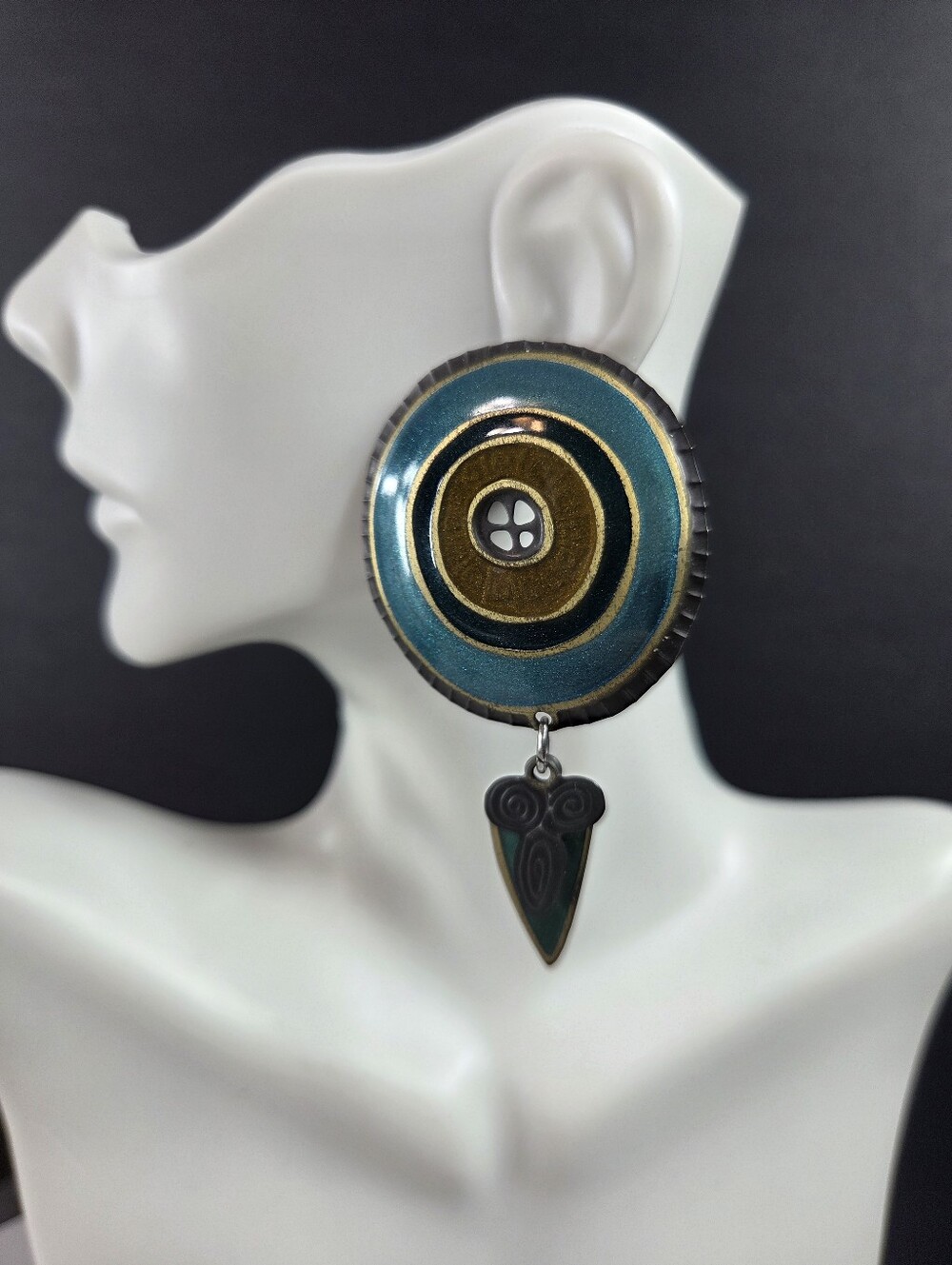 vtg 80s berebi teal green bulls eye button enameled pierced earrings metal spear